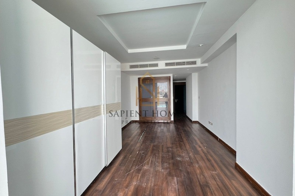 Vacant ! Beach Access ! Private Garage !