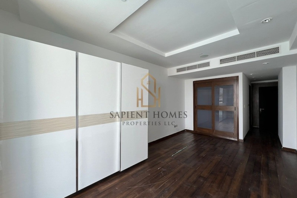 Vacant ! Beach Access ! Private Garage !