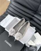 Pre-loved Chanel Camellia series single shoes